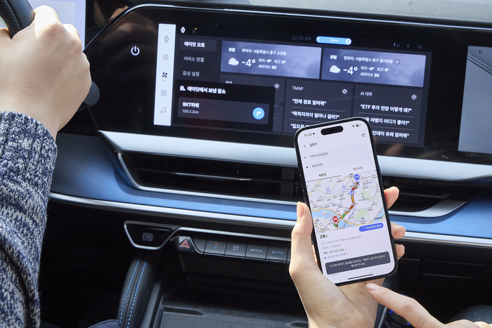 르노코리아 필랑트 차량에서 SKT 차랑용 AI 에이전트 '에이닷 오토'를 이용하는 모습