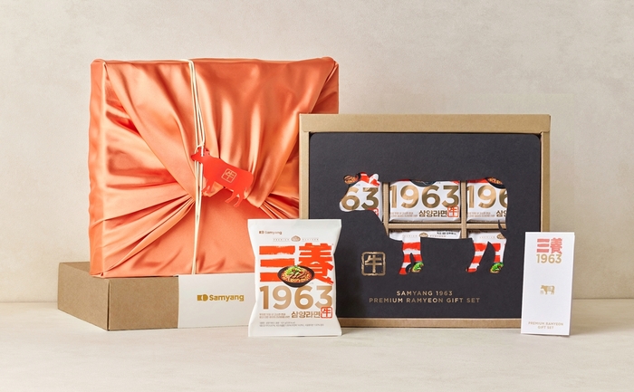 삼양식품은 설 명절을 맞아 프리미엄 라면 기프트 세트인 '삼양1963 선물세트'를 출시했다고 3일 밝혔다.