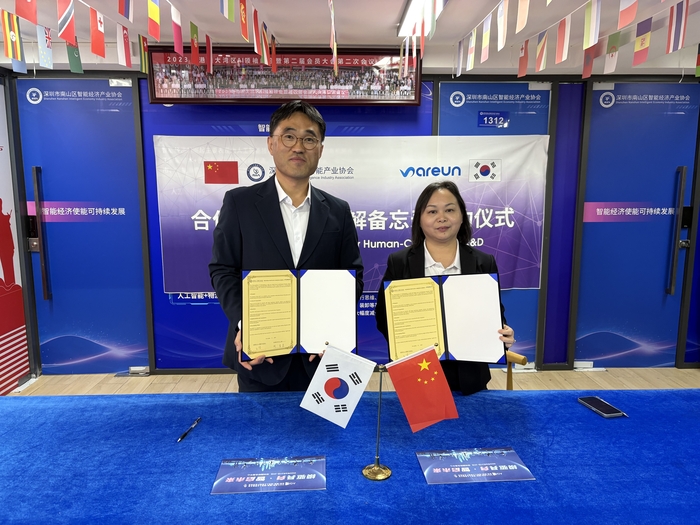 박창용 바른정보기술 전무(왼쪽)와 중국 심천AI산업협회 위원장이 공공기관과 출입관리시스템 공동사업을 위한 업무협약(MOU)을 체결하고 있다.