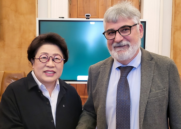 상명대와 이탈리아 사피엔차 대학 논의 후 기념촬영사진 왼쪽 상명대 김종희 총장, 오른쪽 사피엔차 대학 카를로 마씨모 카씨올라(Carlo Massimo Casciola) 공과대학장(사진=상명대)