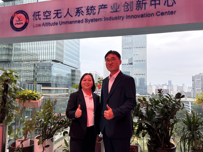 박창용 바른정보기술 전무(오른쪽)와 중국 심천AI산업협회 위원장이 공공기관과 출입관리시스템 공동사업을 위한 업무협약(MOU)을 체결하고 있다.