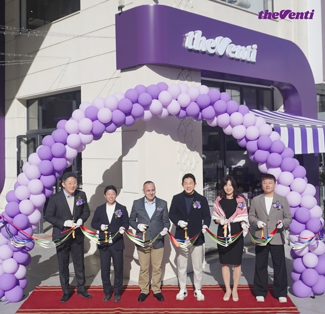 최준경 더벤티 대표(오른쪽 세번째)와 김한나 코트라 암만 무역관장(오른쪽 두번째) 등 관계자들이 요르단 암만에 위치한 중동 1호점 매장 오픈식에서 기념촬영을 하고 있다.