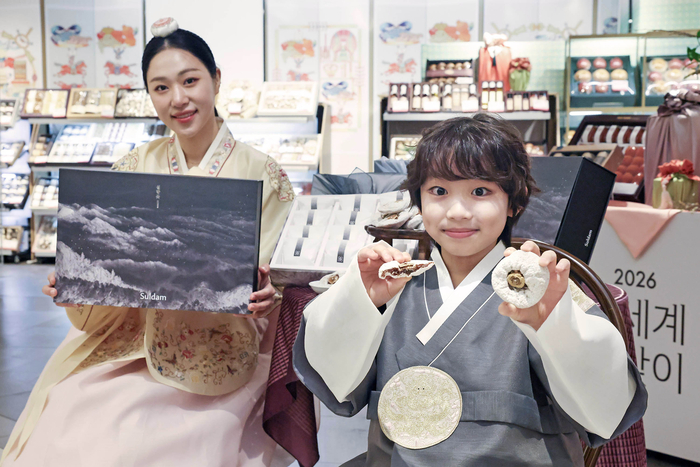신세계百, 설 맞아 '은풍준시' 초프리미엄 선물 세트 선봬