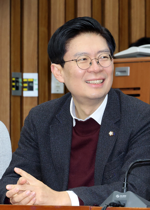 국민의힘 조정훈 인재영입위원장이 3일 국회에서 열린 원내대책회의에서 미소 짓고 있다. 연합뉴스