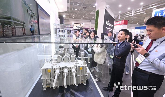 [포토] LS일렉트릭 스마트그리드 살펴보는 관람객