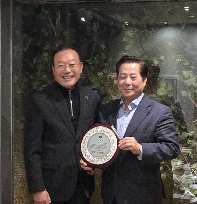 황병구 미주한인상공회의소총연합회장(왼쪽)과 박규홍 SIT  테크놀로지  대표.