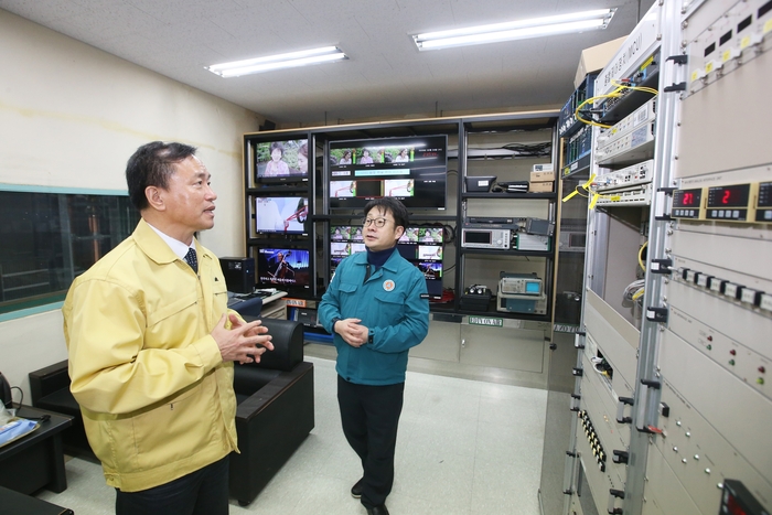 김종철 방미통위 위원장이 4일 KBS 계룡산 송신소를 찾아 방송재난 안전 상황을 점검했다.[방미통위 제공]