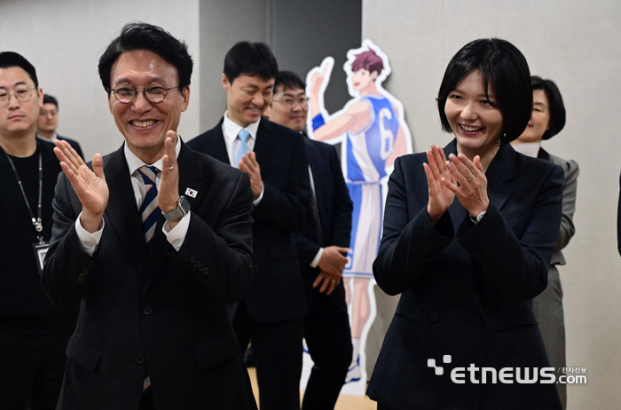 [포토] 박수치는 김민석-최수연