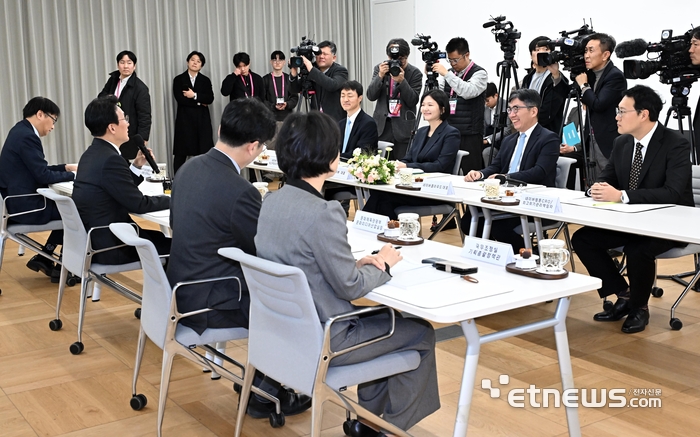 [포토] 김민석 총리 네이버 현장 간담회