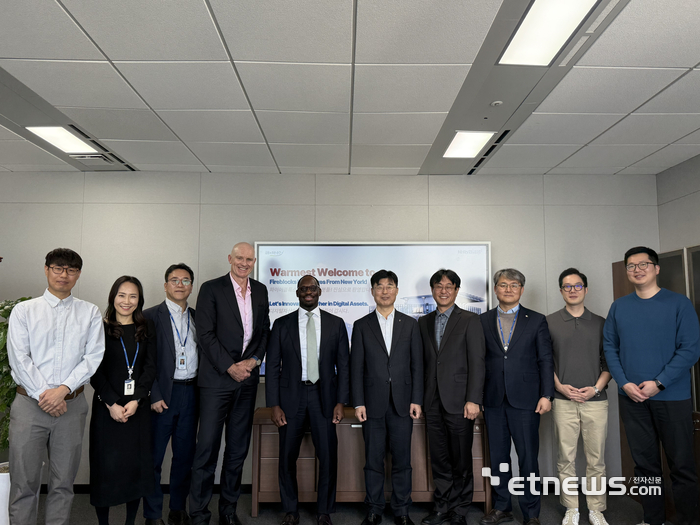 지난 2일 NH농협은행 본사에서 AI데이터부문과 파이어블록스 임직원들이 전략 미팅을 진행하고, 기념촬영하고 있다. [사진= NH농협 제공]