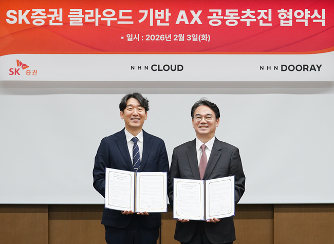 김동훈(왼쪽) NHN클라우드 대표, 정준호 SK증권 대표가 협약식 후 기념촬영을 하고 있다.