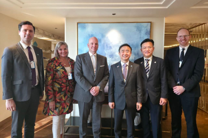 임문영 국가AI전략위 부위원장(왼쪽 네번째) 오라클 관계자 등과 사진촬영하고 있다. ⓒ위원회