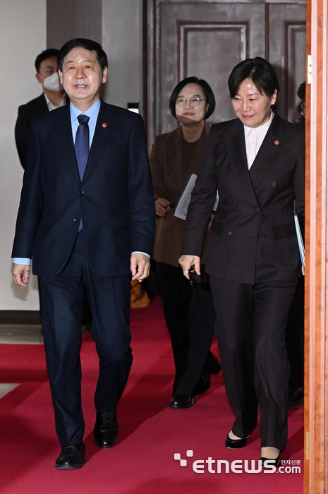 [포토] 경제관계장관회의 참석하는 구윤철-한성숙-송미령