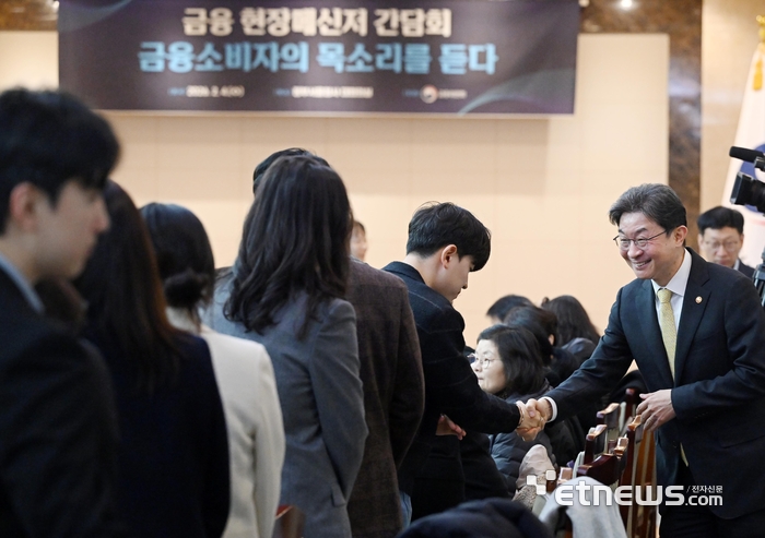 [포토] 금융 현장메신저 만난 이억원 금융위원장