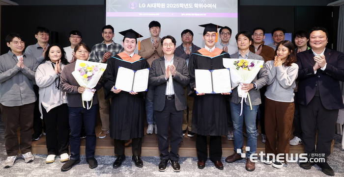 임우형 LG AI연구원 공동연구원장(앞줄 가운데)이 서울 마곡에 위치한 LG AI대학원에서 열린 사내 과정 마지막 학위수여식에 참석, 격려했다.