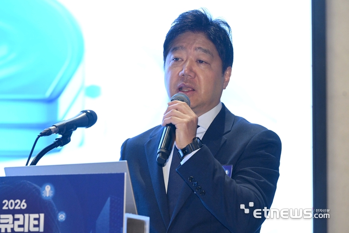 전자신문이 주최한 '시큐리티 메가비전 2026'이 '사이버 시큐리티 패러다임 대전환'을 주제로 4일 서울 서초구 엘타워에서 열렸다. 최영철 에스지에이솔루션즈 대표가 'ISMS-P, N2SF 그리고, 제로트러스트 적용 전략'을 주제로 기조강연을 하고 있다. 김민수기자 mskim@etnews.com