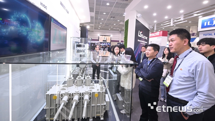[포토] LS일렉트릭 스마트그리드 살펴보는 관람객