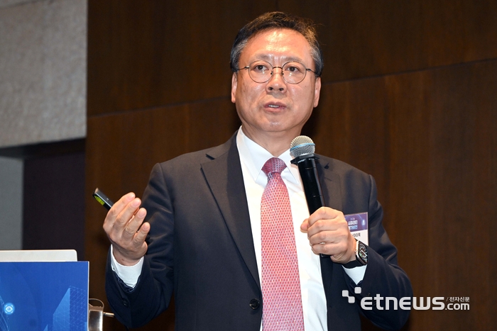 전자신문이 주최한 '시큐리티 메가비전 2026'이 '사이버 시큐리티 패러다임 대전환'을 주제로 4일 서울 서초구 엘타워에서 열렸다. 윤덕상 굿모닝아이텍 전무가 '레트로 헌팅과 마이크로세그멘테이션을 통한 드웰 타임 및 침해범위 최소화 전략'을 주제로 발표하고 있다. 김민수기자 mskim@etnews.com