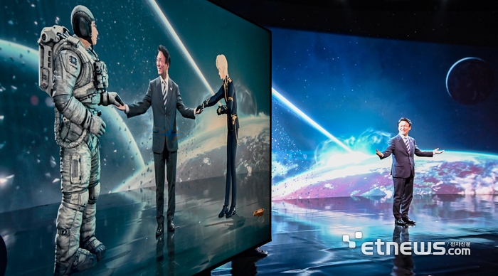 [포토] 가상 캐릭터와 만난 김민석 총리