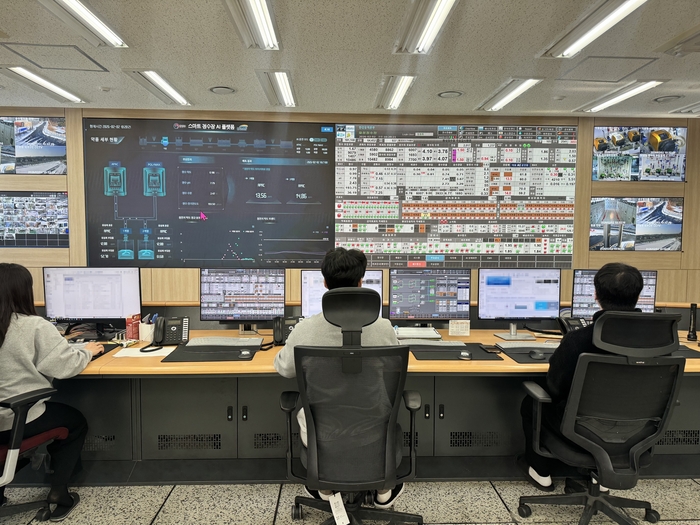 한국수자원공사 관계자들이 지난 2일 화성 AI 정수장 상황실에서 정수장 운영현황을 살펴보고 있다. 사진 출처 : 수공