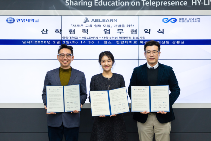 류호경 한양대 교육혁신처장, 박진아 에이블런 대표, 김태형 모티브랩 대표(사진=한양대)