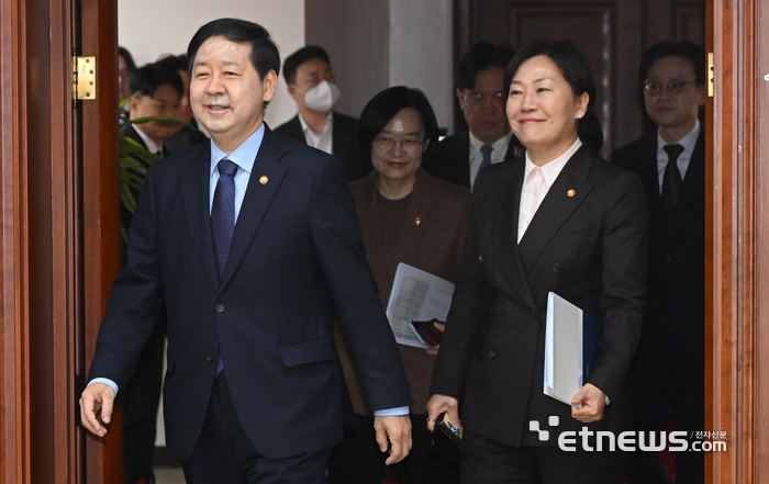 [포토] 밝은 얼굴로 경제관계장관회의 참석하는 구윤철