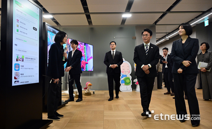 [포토] 네이버웹툰 살펴보는 김민석