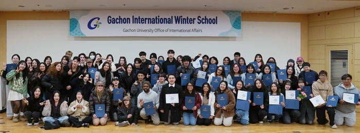 가천대 국제교류처가 지난달 16일 대학 글로벌센터 국제홀에서 2차 프로그램 수료식을 개최하고 기념사진을 촬영하고 있다.(사진=가천대)