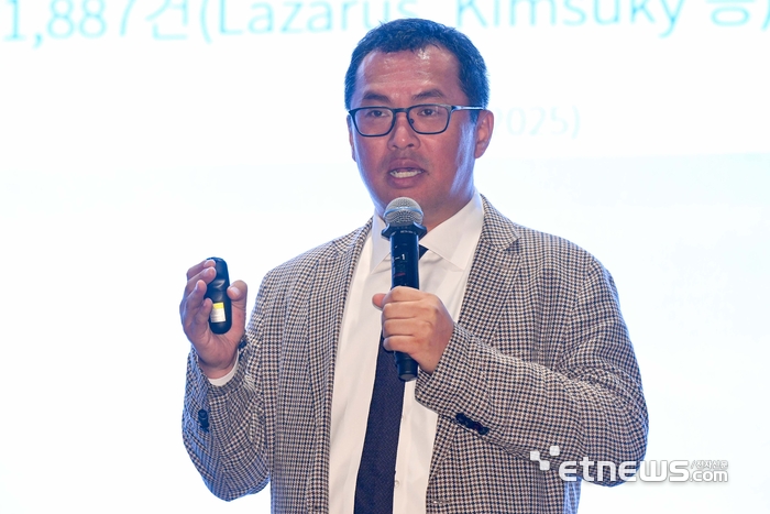 전자신문이 주최한 '시큐리티 메가비전 2026'이 '사이버 시큐리티 패러다임 대전환'을 주제로 4일 서울 서초구 엘타워에서 열렸다. 김용호 쿼드마이너 CTO가 '사일로 보안을 넘어 협력 중심의 차세대 방어 전략'을 주제로 기조강연을 하고 있다. 김민수기자 mskim@etnews.com