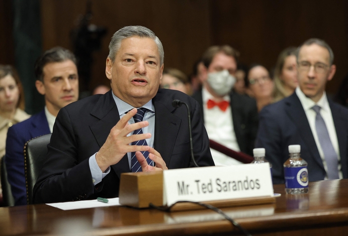 테드 서랜도스 넷플릭스 공동 CEO가 3일(현지시간) 미국 상원 청문회에 출석해 워너 브러더스 인수와 관련한 반독점소위 의원들의 질의에 답하고 있다.[연합뉴스/AFP]