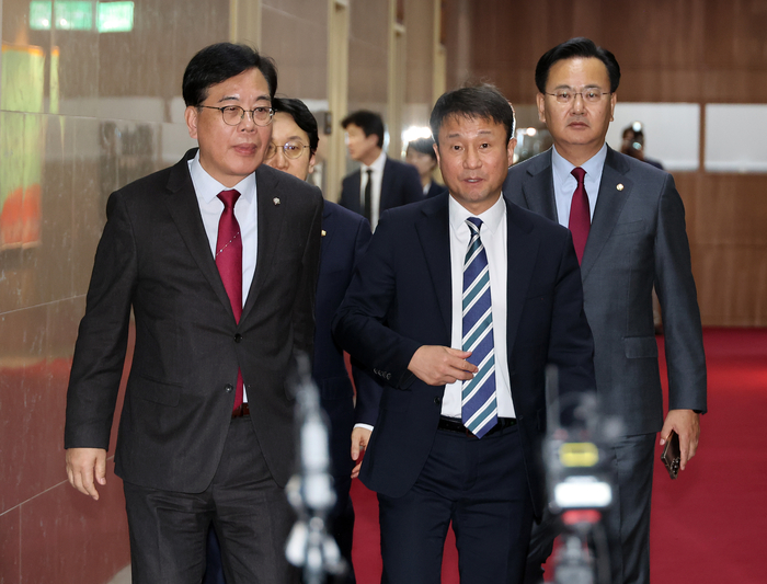 더불어민주당 한병도 원내대표(앞줄 오른쪽)와 국민의힘 송언석 원내대표(앞줄 왼쪽)가 4일 국회 의장실에서 향후 일정을 논의한 뒤 나오고 있다. 연합뉴스