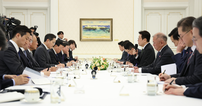 이재명 대통령이 4일 청와대에서 열린 '청년 일자리와 지방투자 확대를 위한 기업간담회'에서 발언하고 있다. 연합뉴스