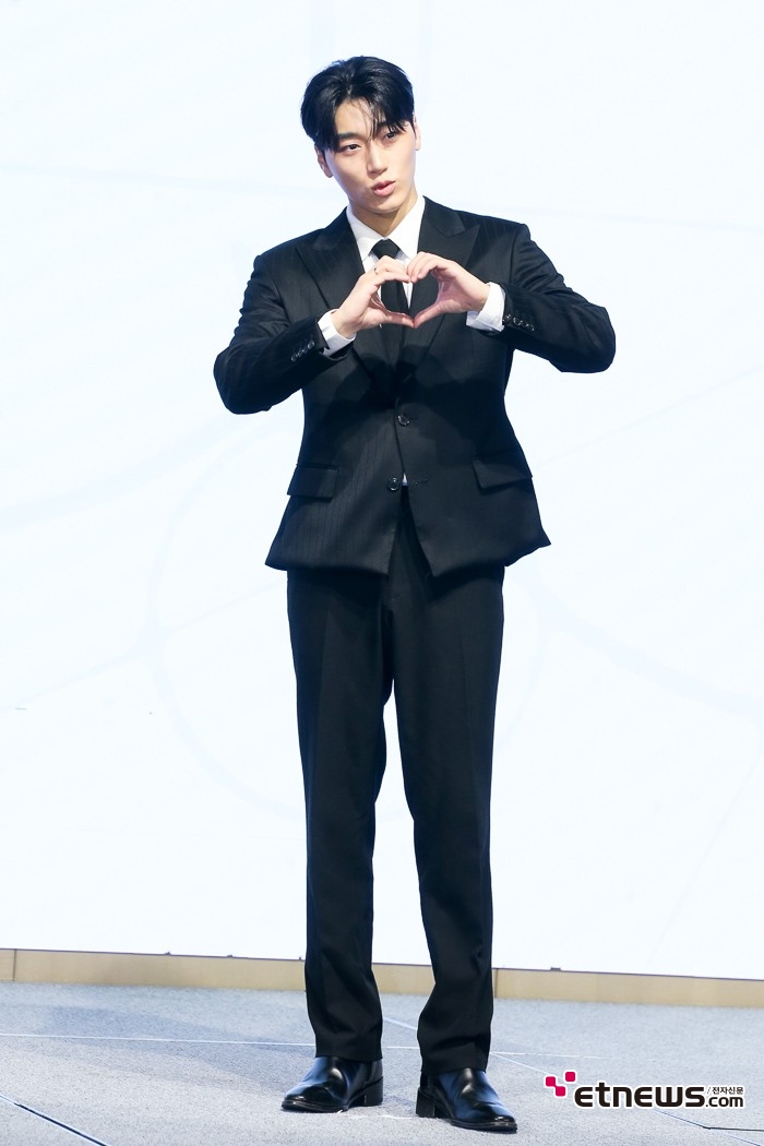 [ET포토] 에이티즈 산, '수투 뚫고 나오는 단단한 피지컬'