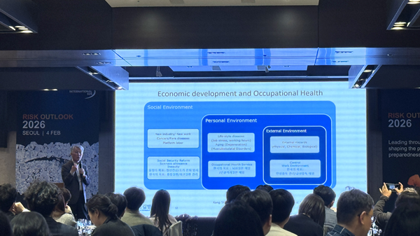 △인터내셔날SOS 주최 '2026 글로벌 리스크 전망 세미나' 행사에서 강성규 가천대 길병원 직업환경의학과 교수가 발표하고 있는 모습.