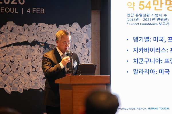 △인터내셔날SOS 주최 '2026 글로벌 리스크 전망 세미나' 행사에서 강승구 지사장이 발표하고 있는 모습.