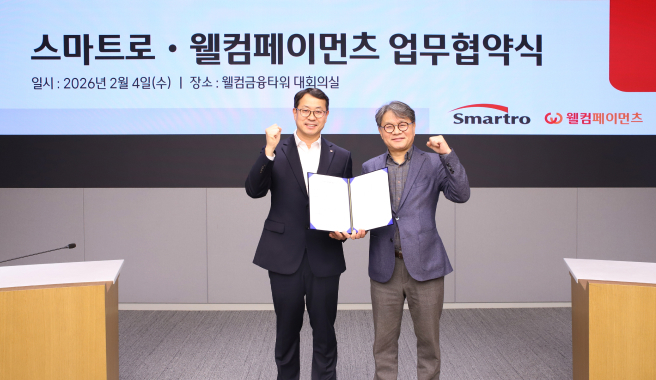 최문용 웰컴페이먼츠 대표와 장길동 스마트로 대표가 업무협약식 후 기념촬영을 하고 있다.