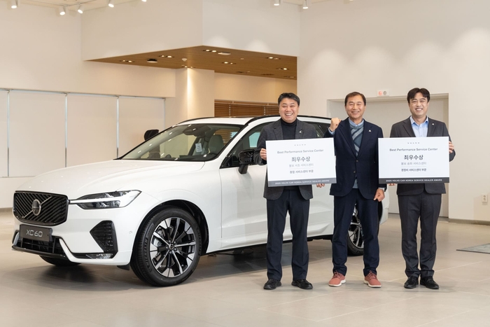(왼쪽부터) 김태길 볼보자동차 서초서비스센터 지점장, 여훈동 코오롱오토모티브 본부장, 김성준 볼보자동차 송파서비스센터 지점장.