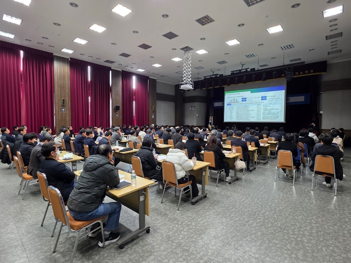 경상남도가 5일 개최한 '2026 원전기업 지원사업 설명회' 참석자들이 발표를 경청하고 있다.