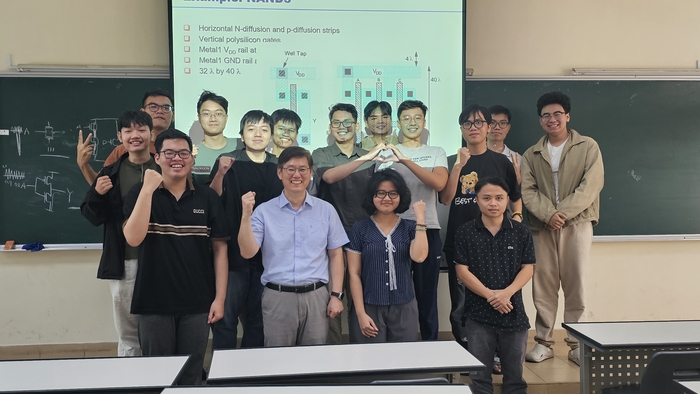 광운대학교는 반도체시스템공학부와 반도체특성화대학사업단이 지난달 12일부터 25일까지 베트남 국립대학인 호치민 백과대학(Ho Chi Minh City University of Technology, HCMUT)에서 반도체 설계 분야 전공 교과목에 대한 방문 강의를 진행했다.(사진=광운대)