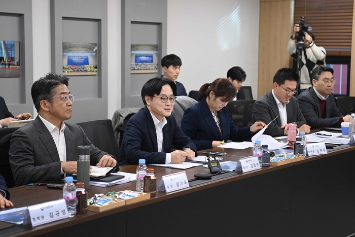 김정관 산업통상부 장관은 5일 대구광역시 달성군 성림첨단산업 현풍공장에서 '희토류 관련 기업 간담회'를 주재하고 희토류 공급망 안정을 위한 민관 협력방안을 논의했다 / 산업통상부