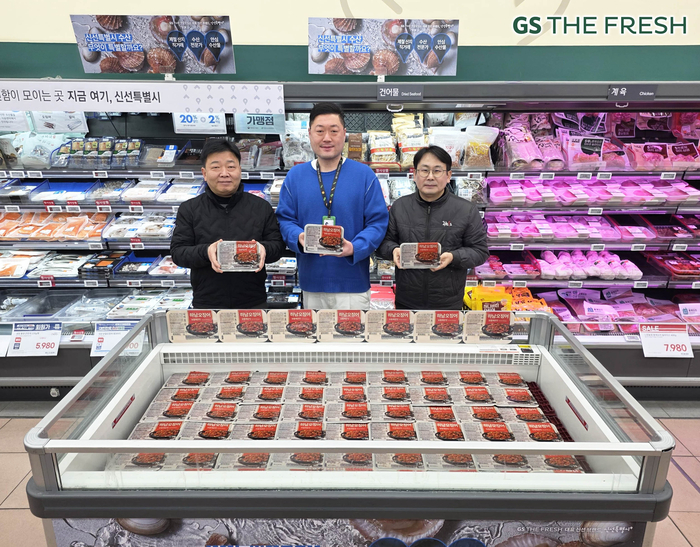 GS더프레시에서 (왼쪽부터) 이수명 수협중앙회 팀장, 김대현 GS리테일 수산상품기획자(MD), 김승민 에이치엔 대표가 '하남오징어' 상품을 들고 기념촬영 하고있다.
