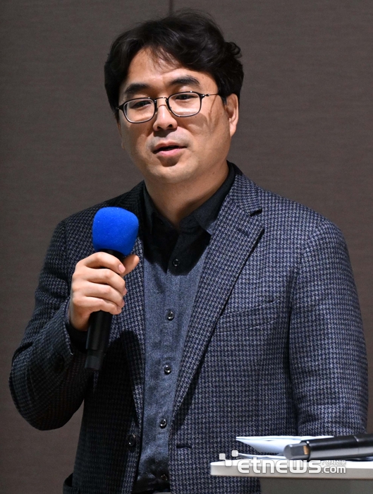 삼성전자가 직바람 없는 '무풍' 기술의 혁신과 노하우를 적용한 인공지능(AI) 기반 신제품 무풍 에어컨을 공개했다. 5일 서울 서초구 삼성전자 R&D캠퍼스에서 열린 2026년형 에어컨 신제품 미디어 브리핑에서 신문선 가전사업부 에어솔루션 개발팀장이 제품 소개를 하고 있다. 김민수기자 mskim@etnews.com