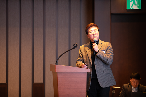 △인터내셔날SOS 주최 '2026 글로벌 리스크 전망 세미나' 행사에서 권순철 아모레퍼시픽 상무가 발표하고 있는 모습.