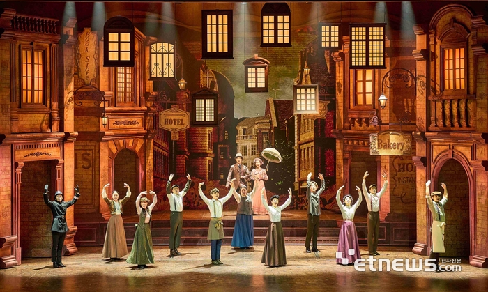 뮤지컬 '레드북'의 한 장면.