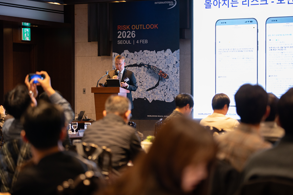 △인터내셔날SOS 주최 '2026 글로벌 리스크 전망 세미나' 행사에서 강승구 지사장이 발표하고 있는 모습.