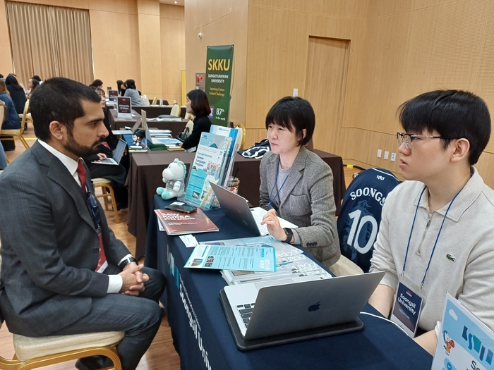 대학국제처와 해외 에이전시가 외국인 유학에 입학과정에 대해 논의하고 있다.(사진=권미현 기자)