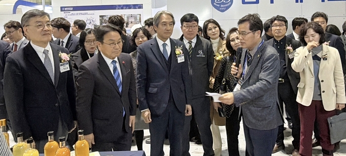 정제평 호남대학교 RISE사업단장이 강기정 광주시장 등에게  광주 RISE 성과공유회 'G-RISE FESTA' 전시물을 소개하고 있다.