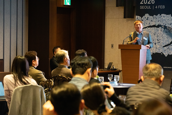 △인터내셔날SOS 주최 '2026 글로벌 리스크 전망 세미나' 행사에서 김정훈 포스코 안전기획실장이 발표하고 있는 모습.