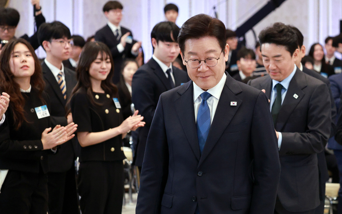 이재명 대통령이 5일 청와대에서 열린 대통령과학장학생·올림피아드 대표단 친수 및 간담회(미래 과학자와의 대화)에 입장하고 있다. 연합뉴스