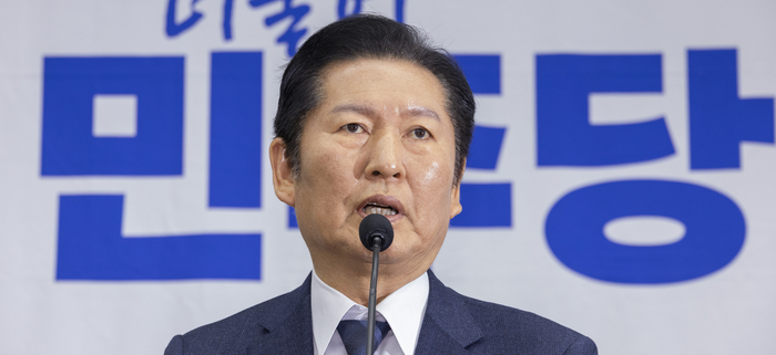 더불어민주당 정청래 대표가 5일 국회에서 열린 정책 의원총회에서 인사말을 하고 있다.     이날 민주당 의총에서는 공소청법·중수청법에 대한 당내 의견 수렴을 종합할 계획이다.  연합뉴스